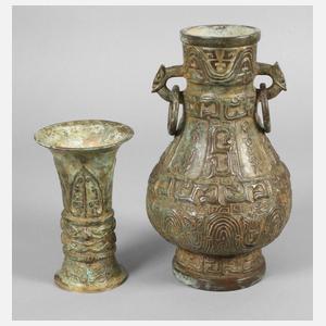 Zwei Bronzearbeiten China