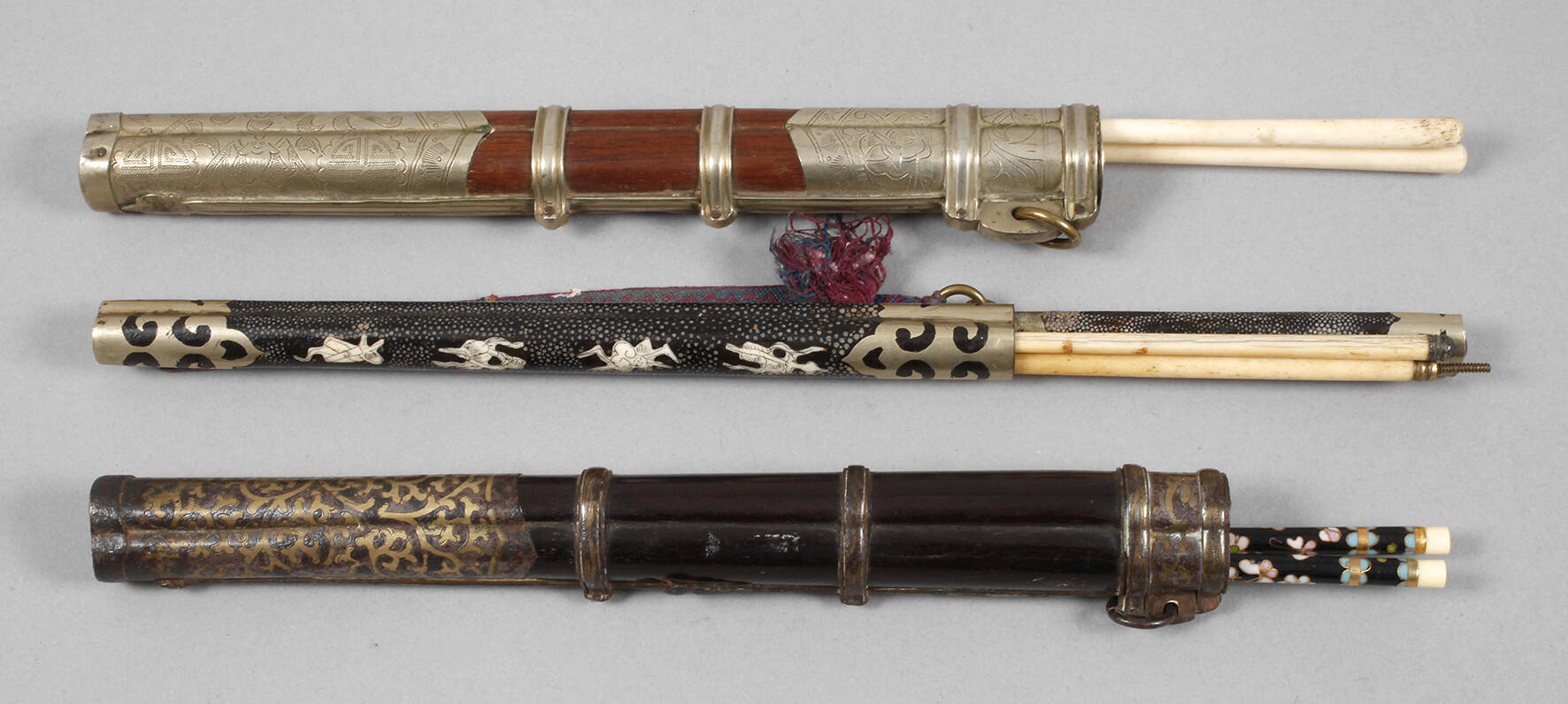 Drei Paar Reisebehälter für Besteck