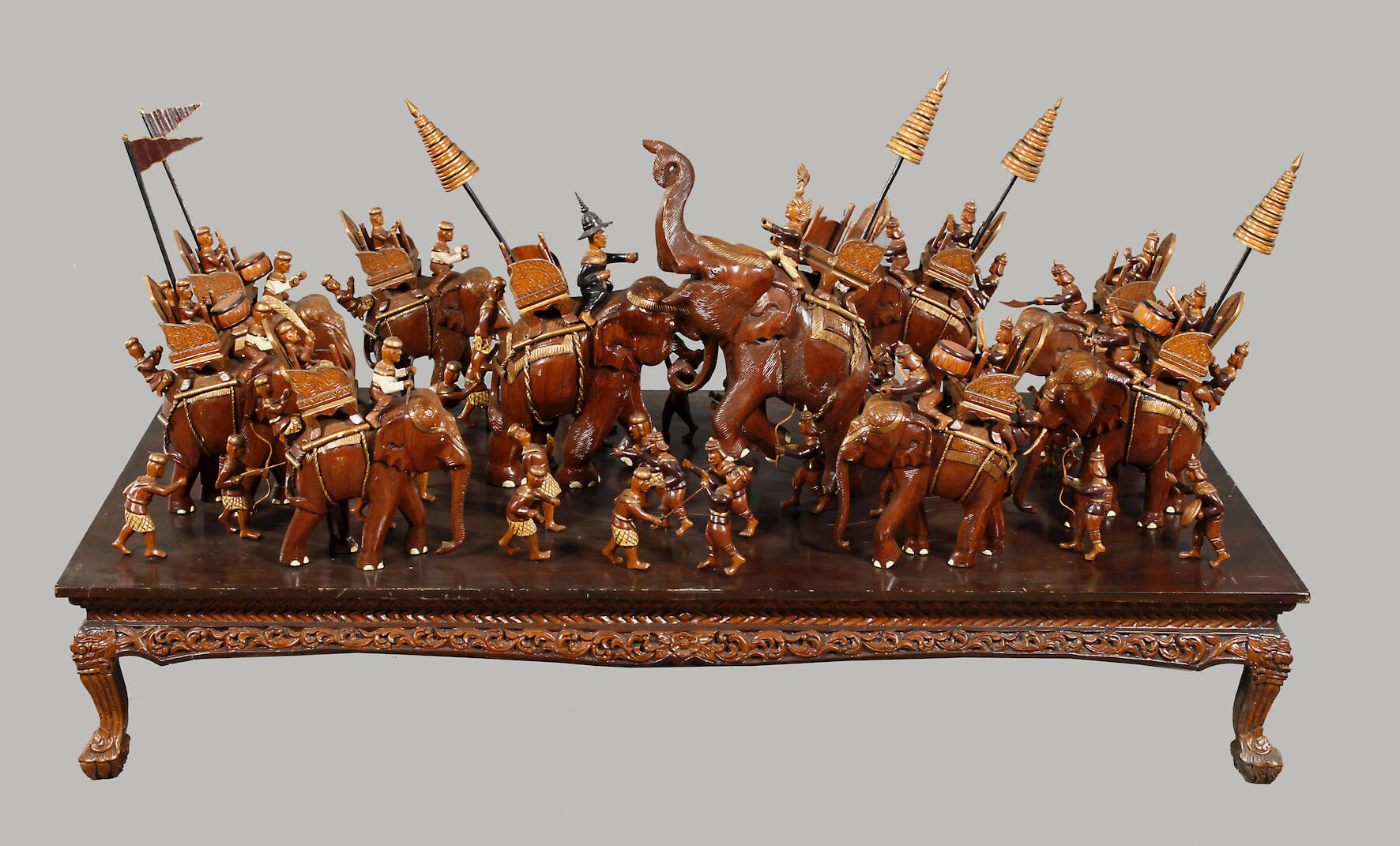 Große geschnitzte Schlachtenszene