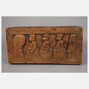Beschnitzte Truhe