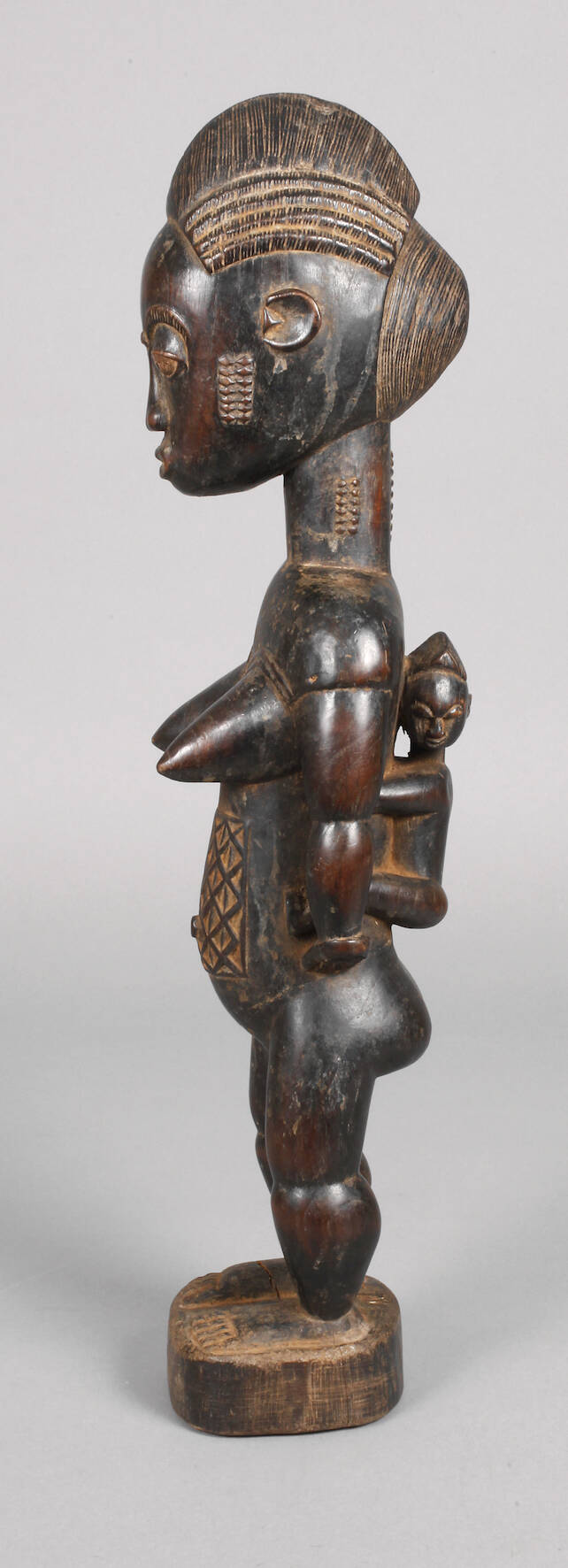 Geschnitzte Fruchtbarkeitsfigur