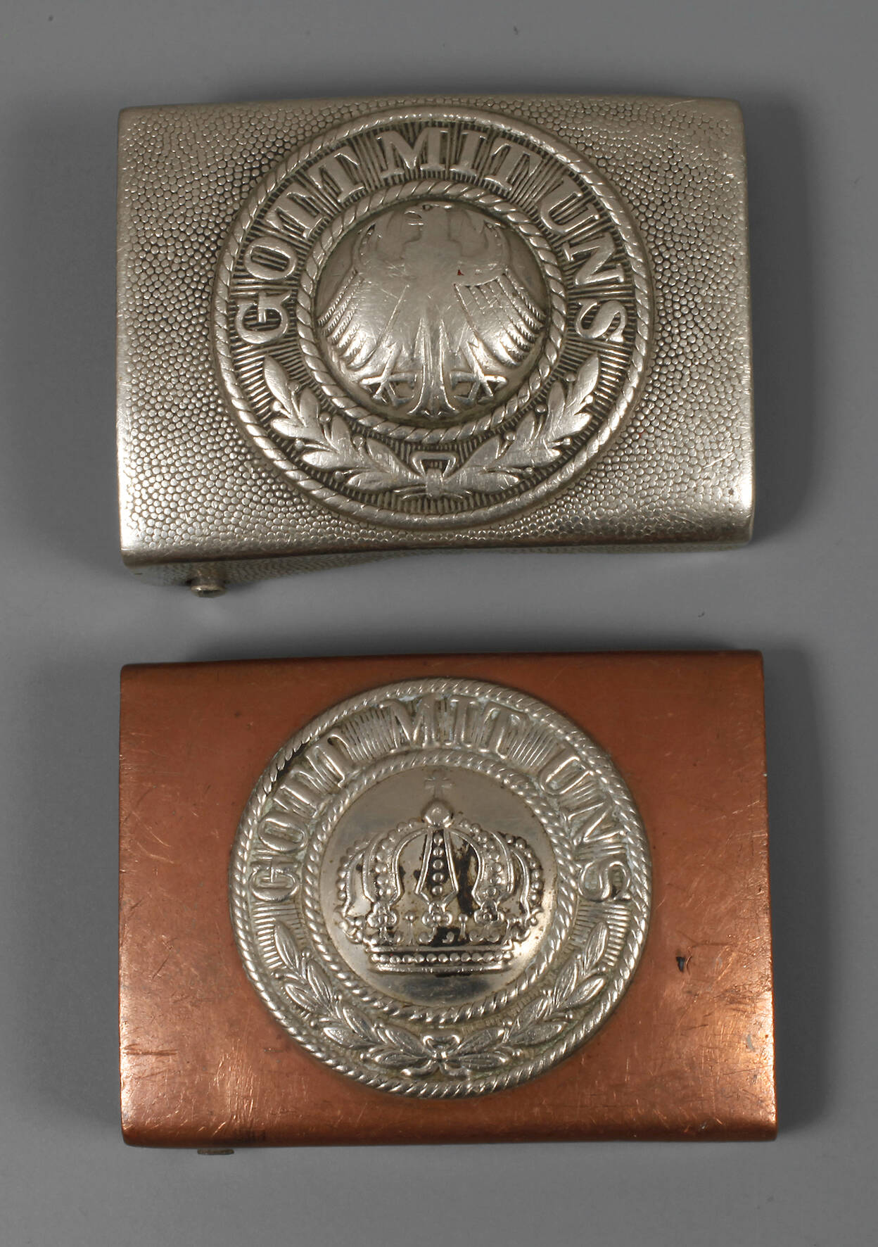 Zwei Koppelschlösser