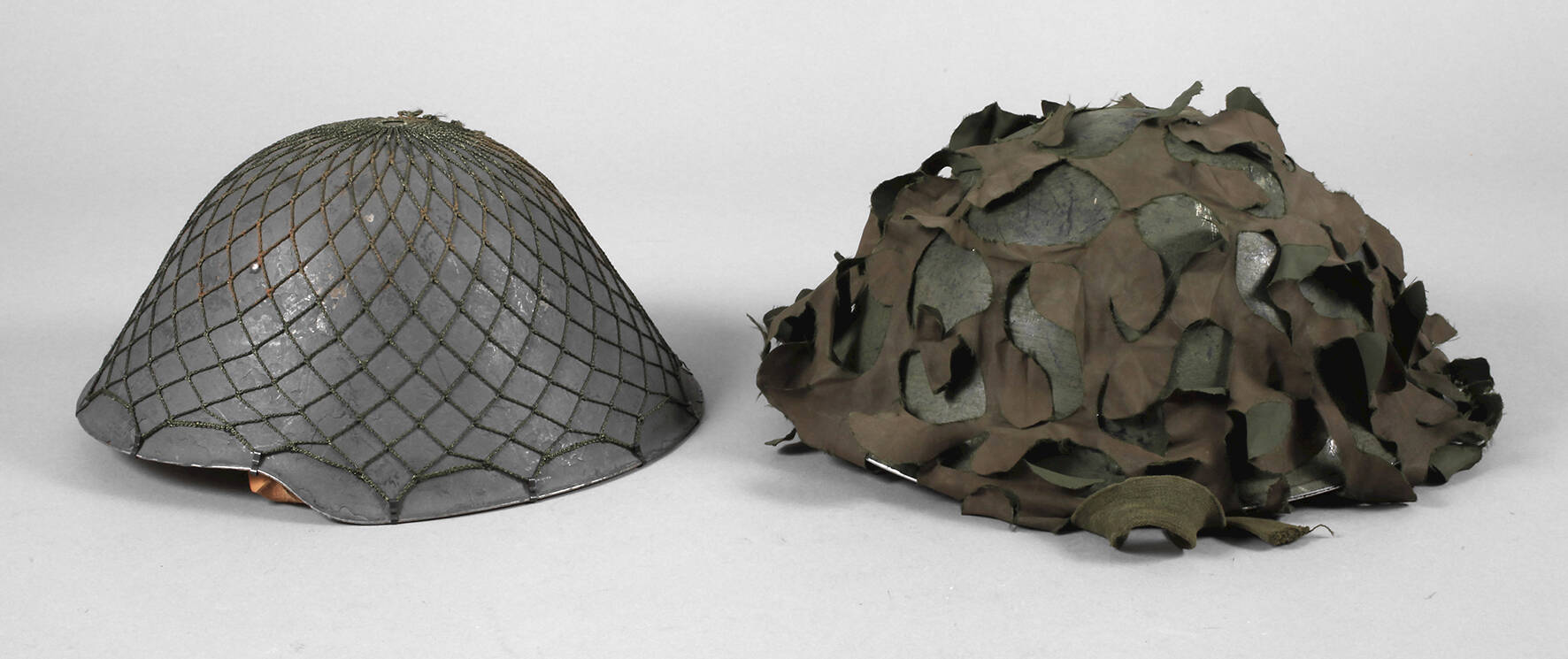 Zwei Infanteriehelme