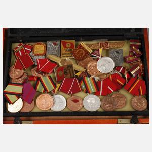 Großes Konvolut Abzeichen DDR