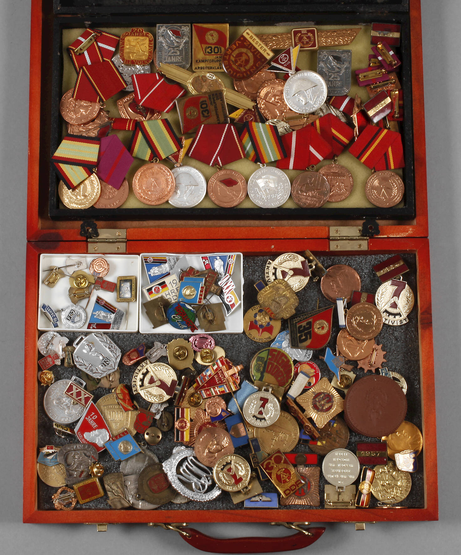 Großes Konvolut Abzeichen DDR