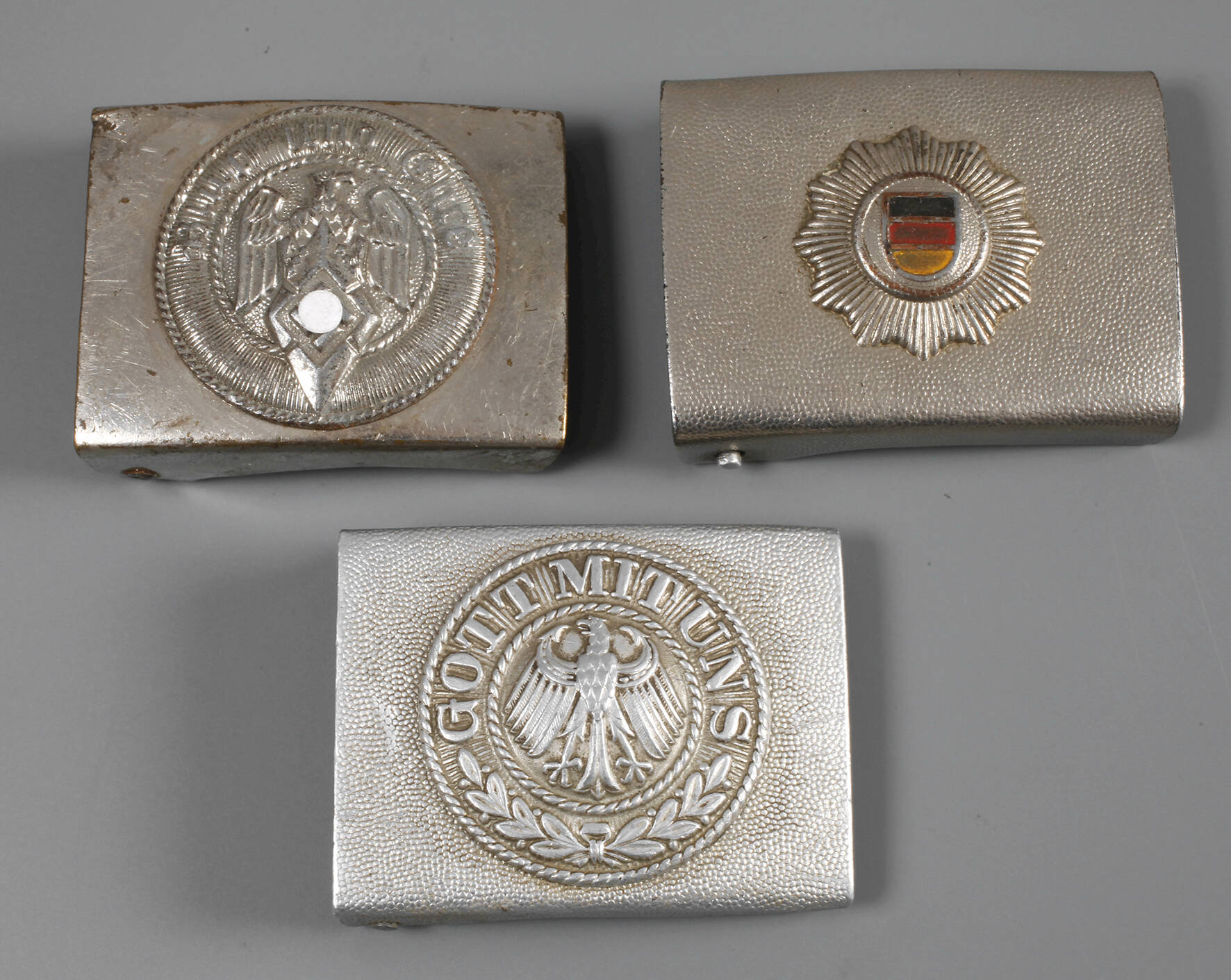 Drei Koppelschlösser