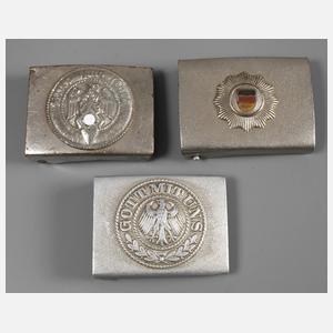 Drei Koppelschlösser