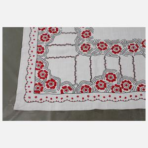 Tischdecke mit floraler Stickerei