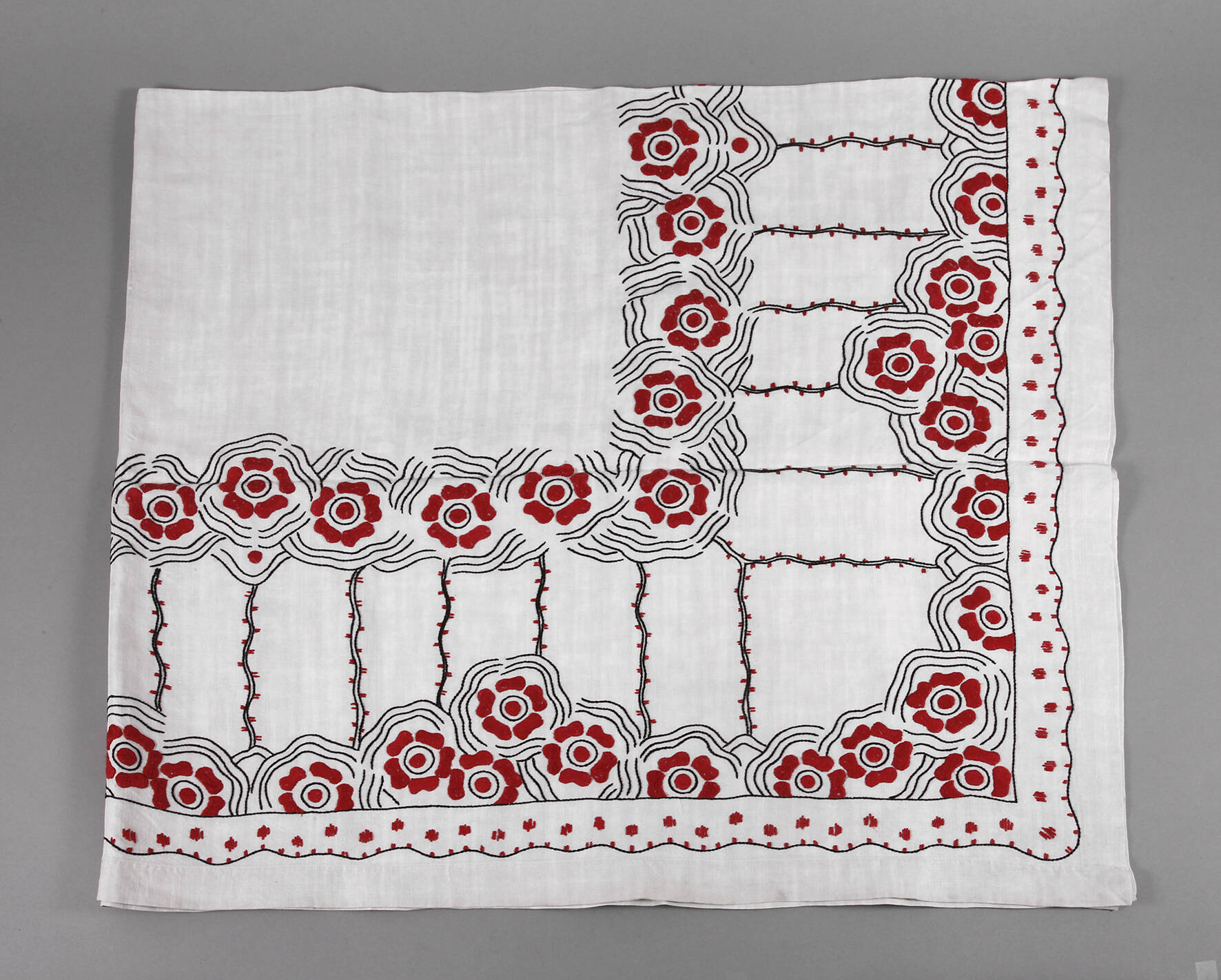 Tischdecke mit floraler Stickerei