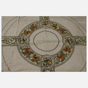 Tischdecke mit figürlicher Stickerei