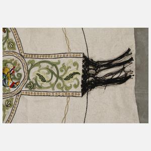 Tischdecke mit figürlicher Stickerei