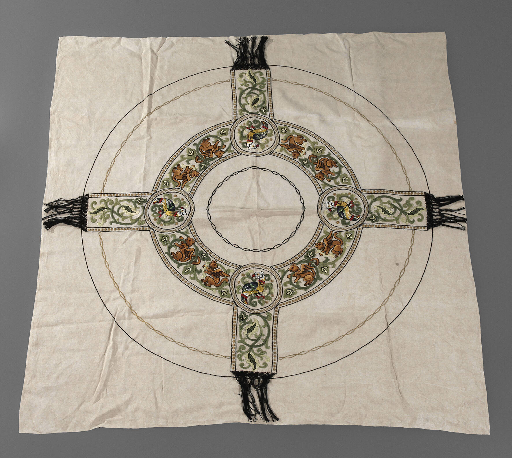 Tischdecke mit figürlicher Stickerei