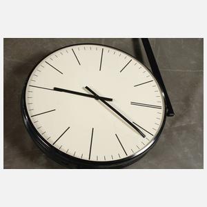 Paar Uhren mit Wandausleger