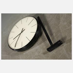 Paar Uhren mit Wandausleger