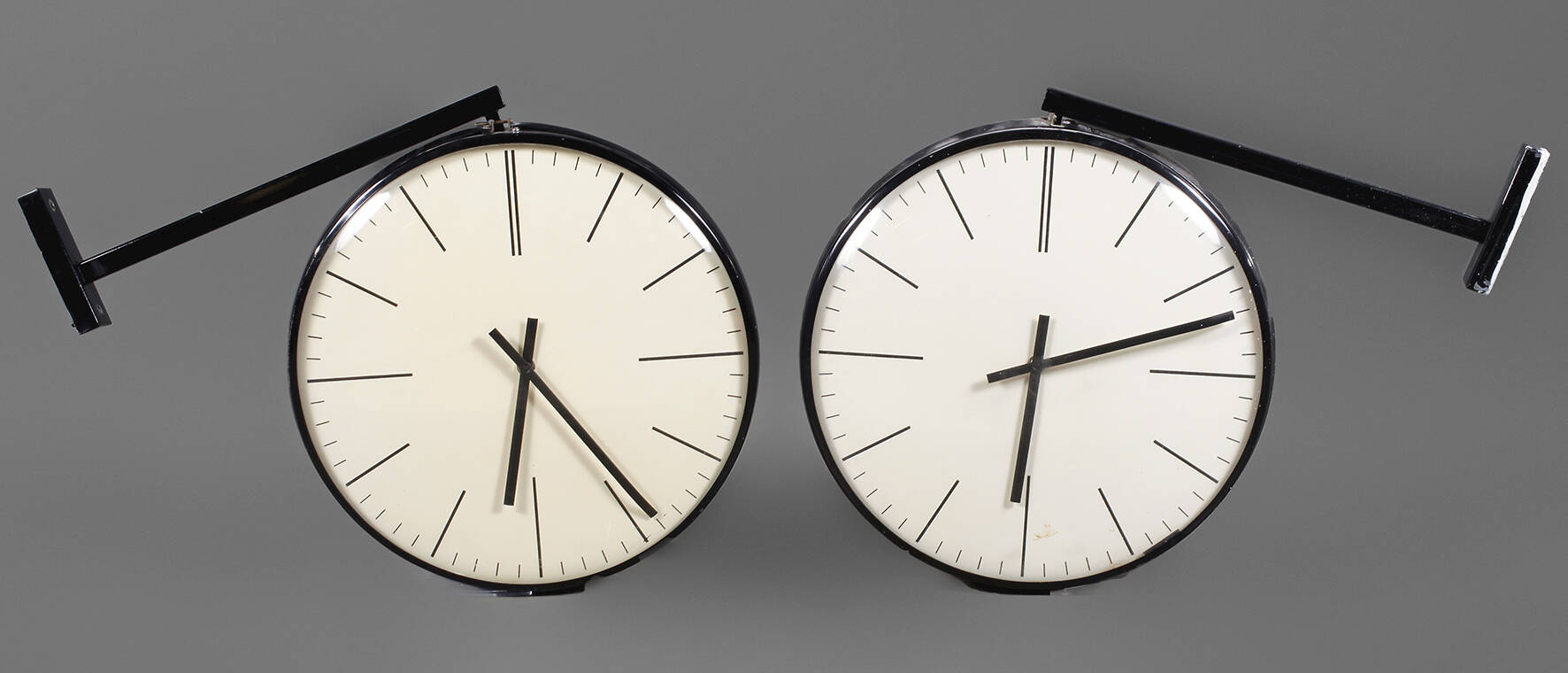 Paar Uhren mit Wandausleger