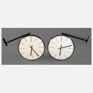 Paar Uhren mit Wandausleger