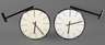 Paar Uhren mit Wandausleger