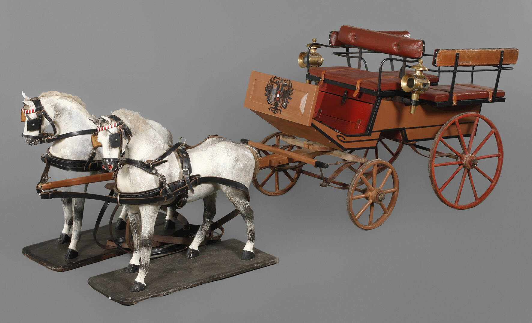 Kinderkutsche mit Österreich-ungarischem Wappen