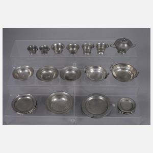 Puppenschrank mit Zinnteilen