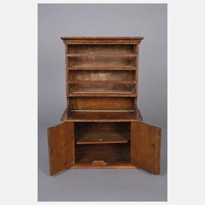 Puppenschrank mit Zinnteilen