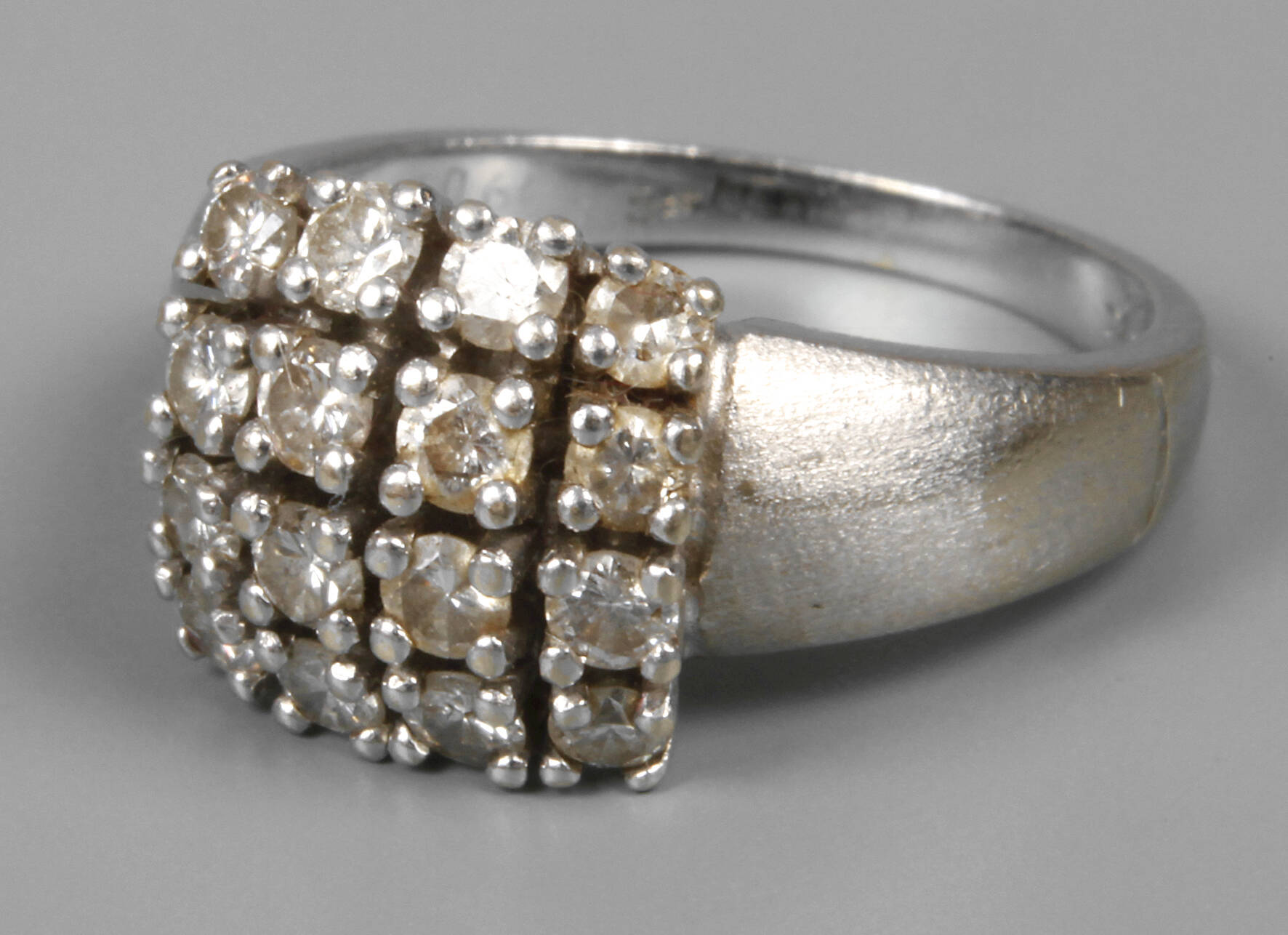 Damenring mit Brillanten