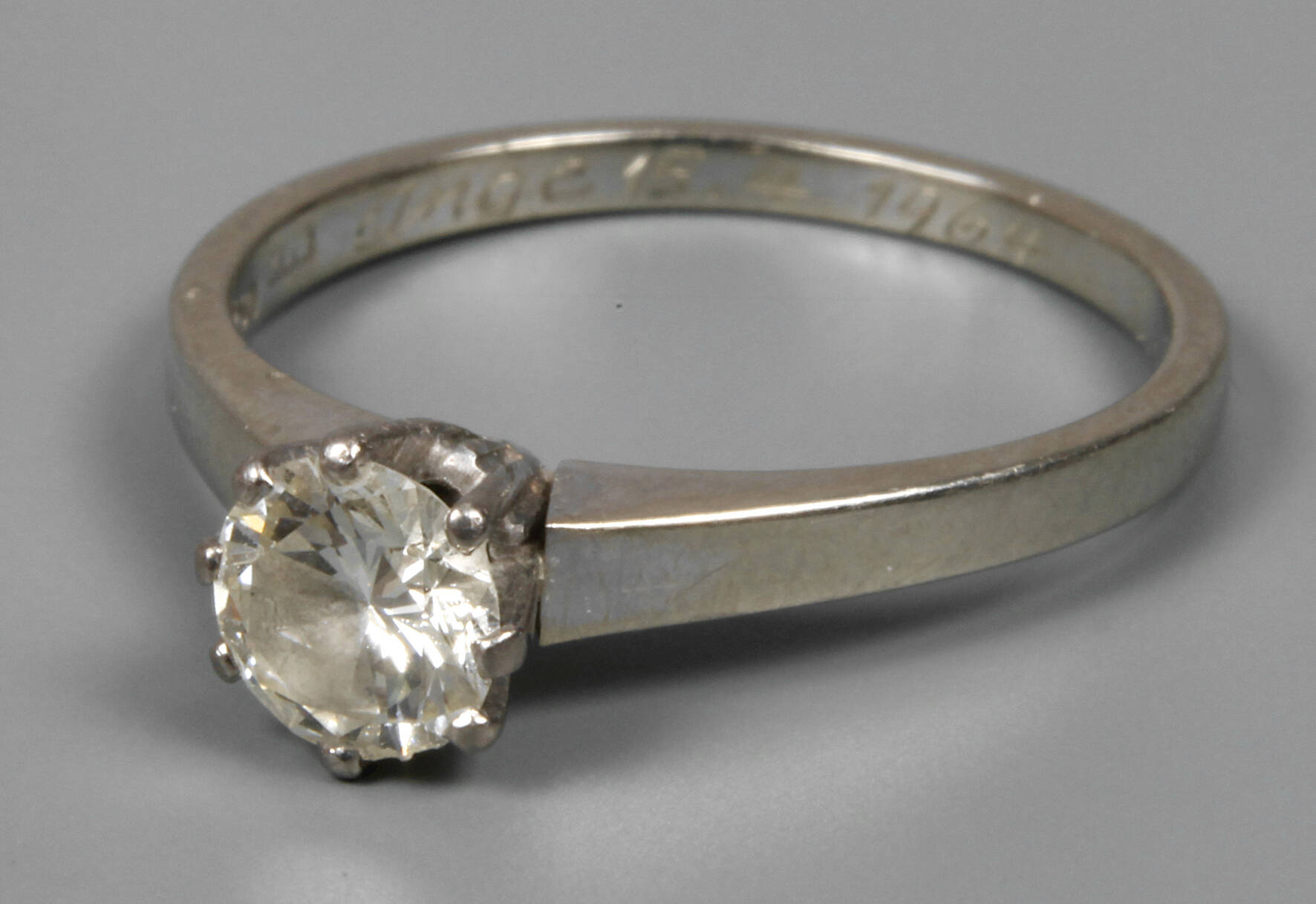 Damenring mit Brillant von 0,64 ct