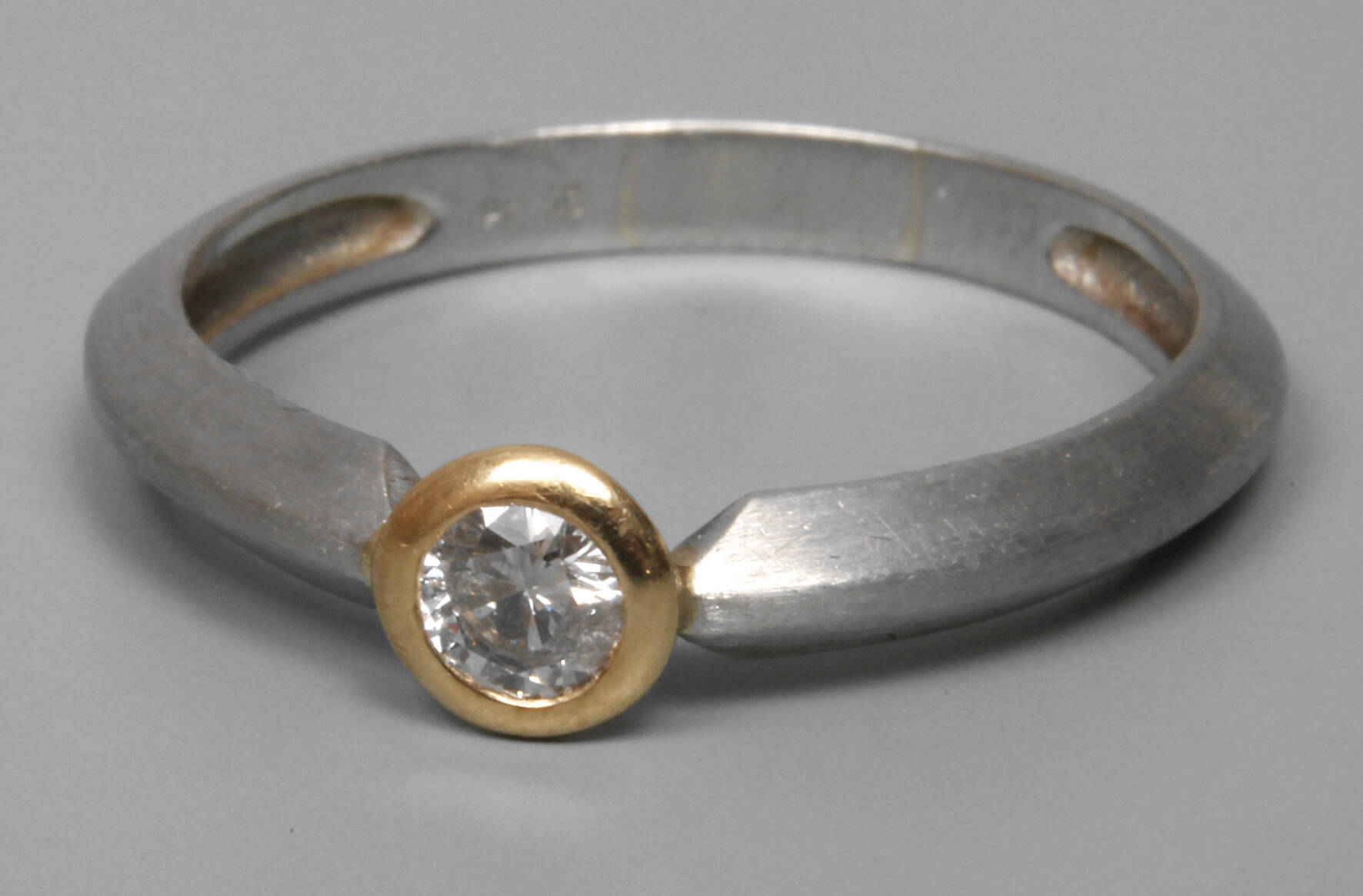 Platinring mit Brillant