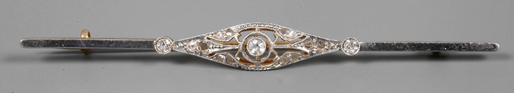 Brosche mit Diamanten