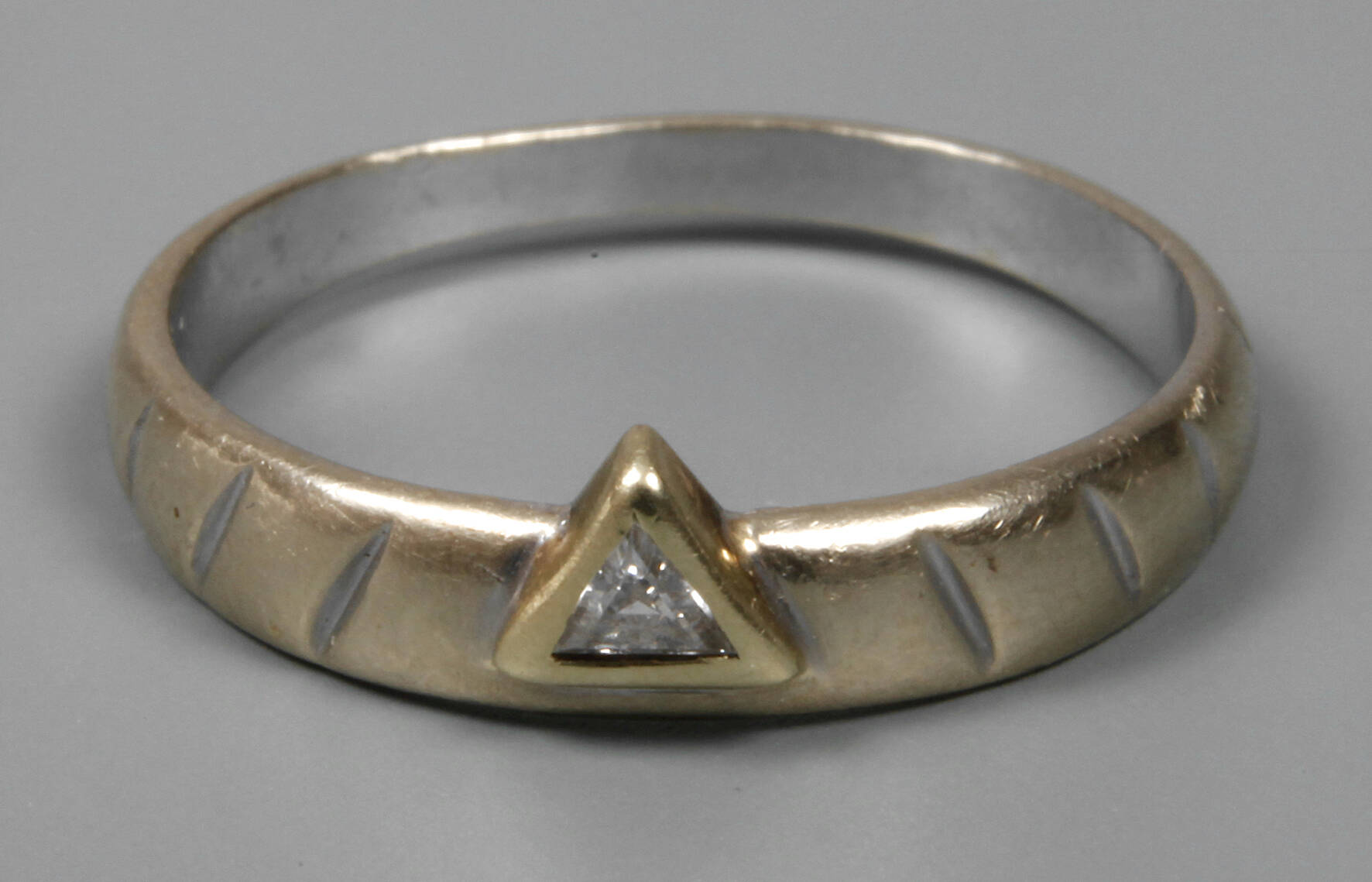 Damenring mit Diamant