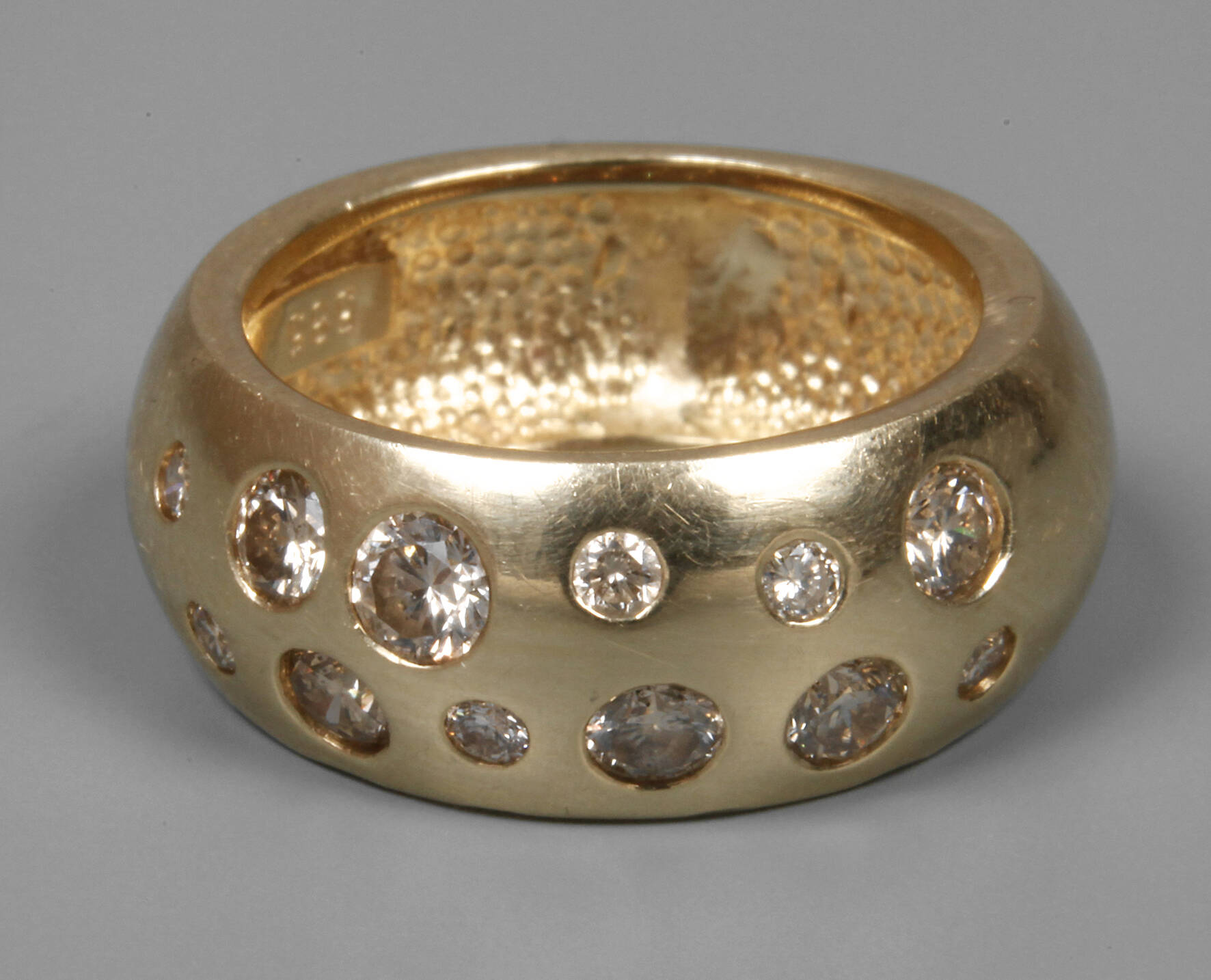 Breiter Bandring mit Brillanten