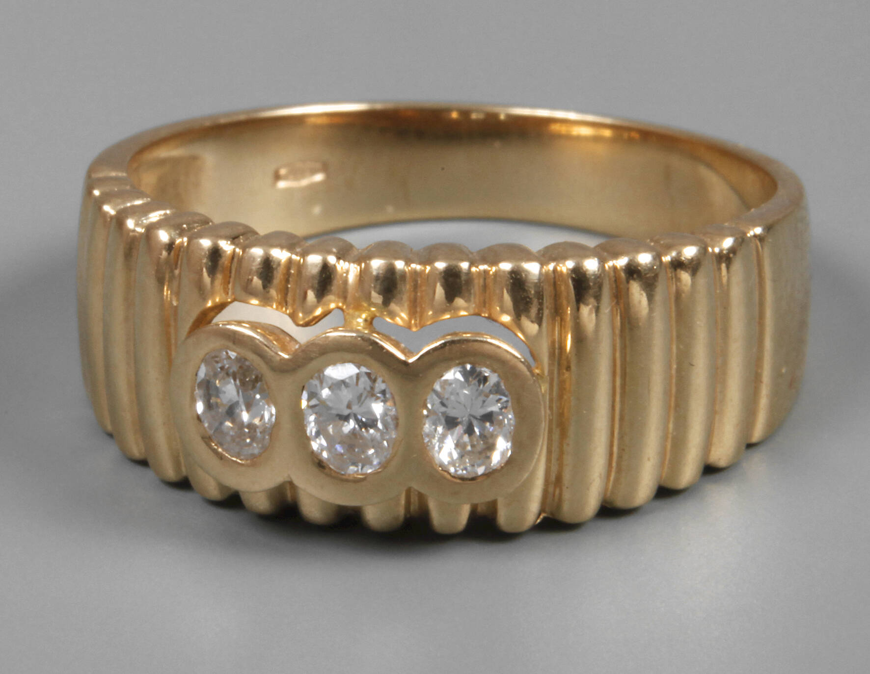 Damenring mit Diamanten