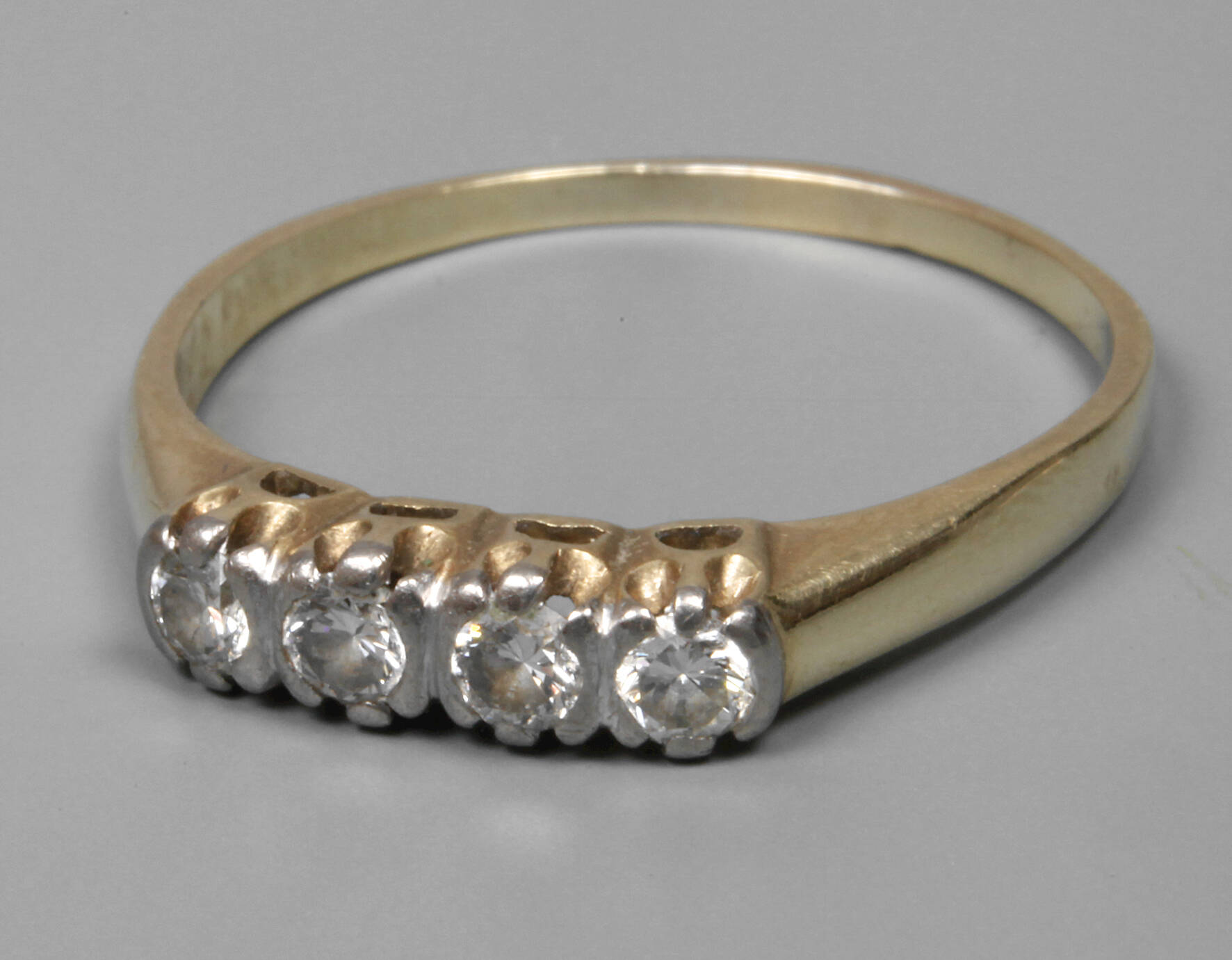 Damenring mit Brillanten