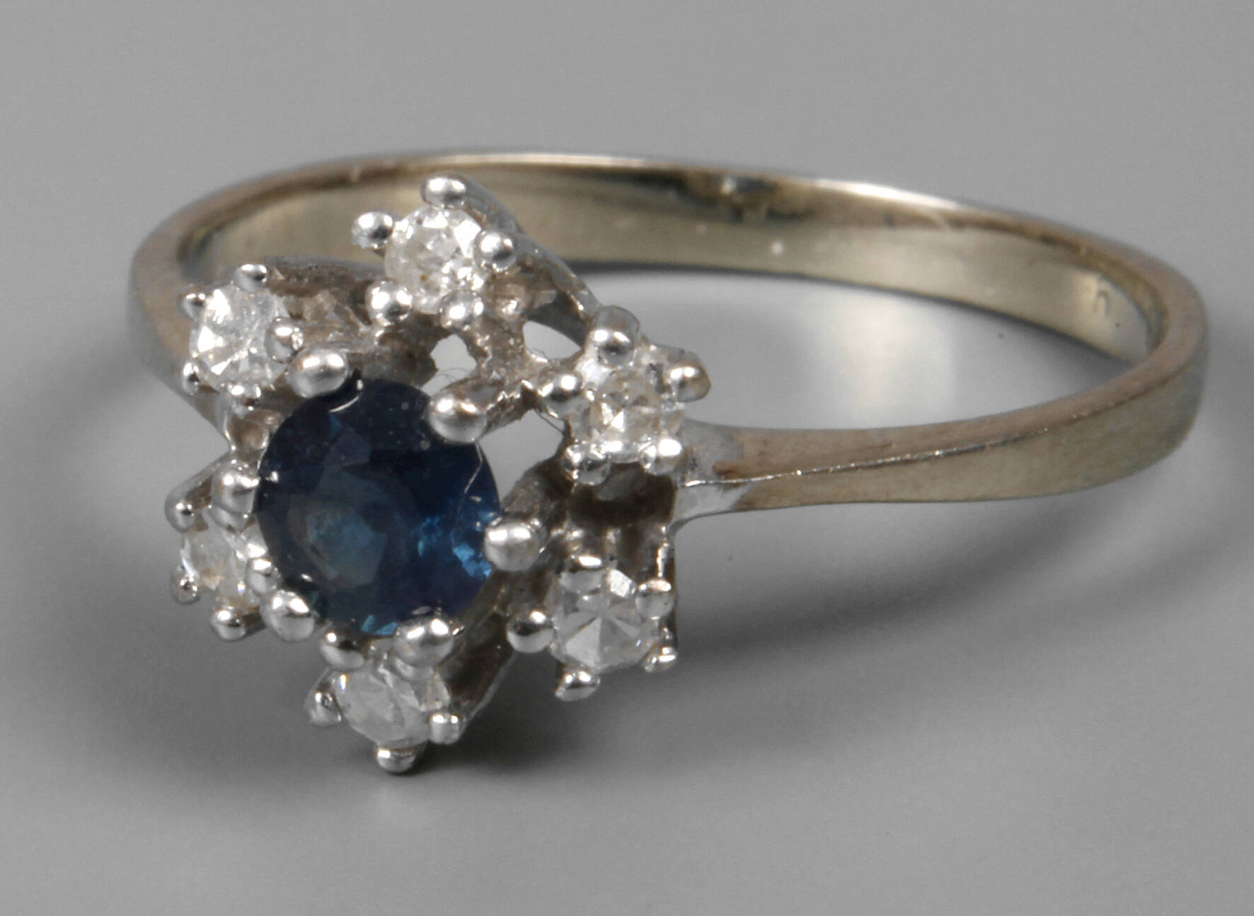 Damenring mit Saphir und Diamanten