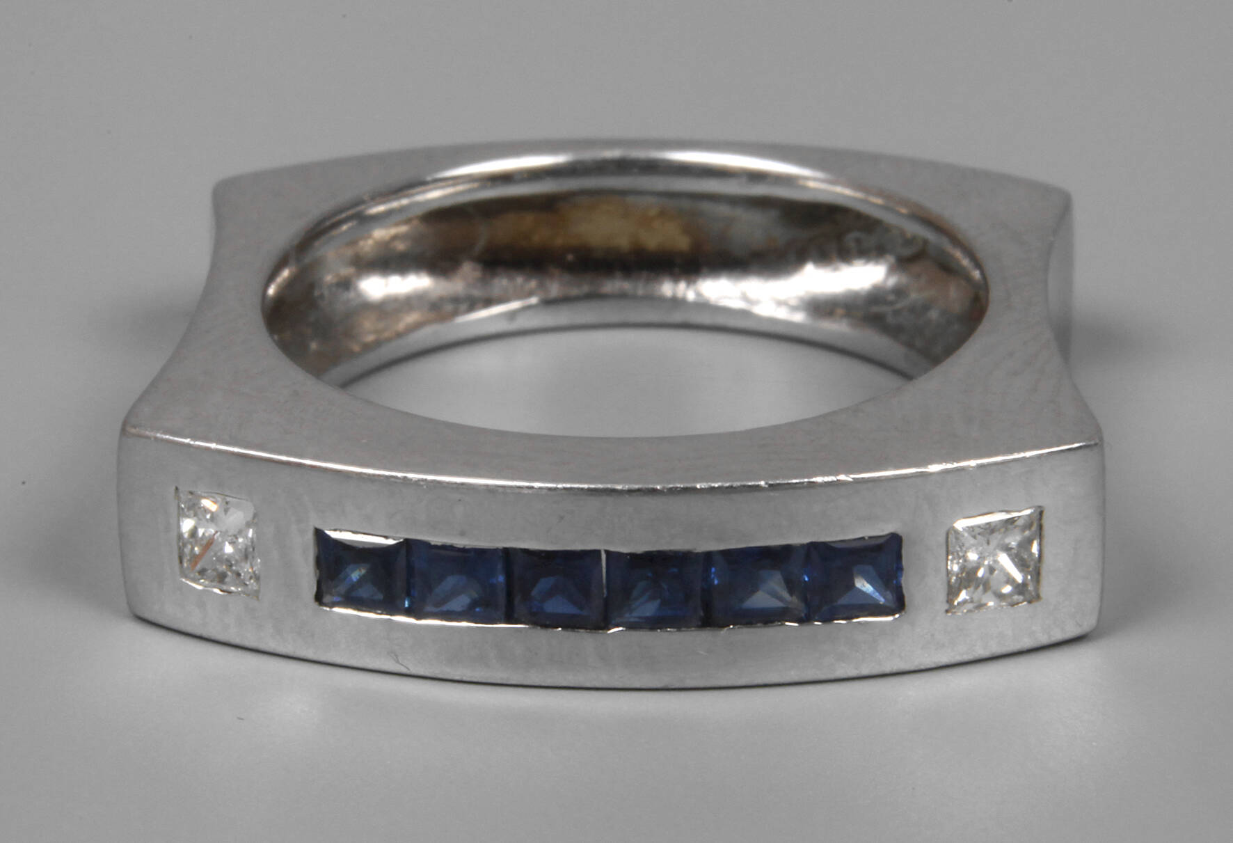 Designerring mit Diamanten und Saphiren