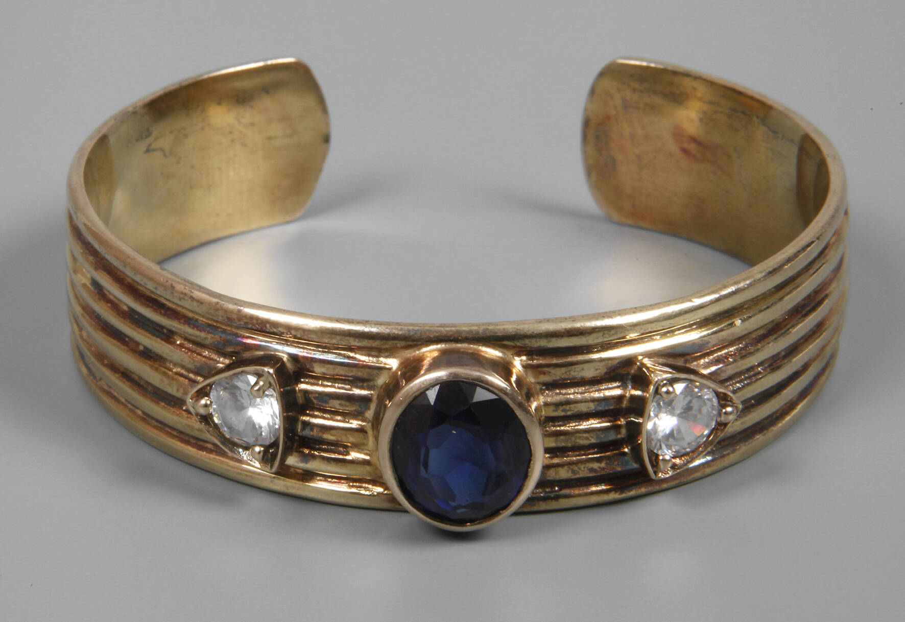 Armspange mit Steinbesatz