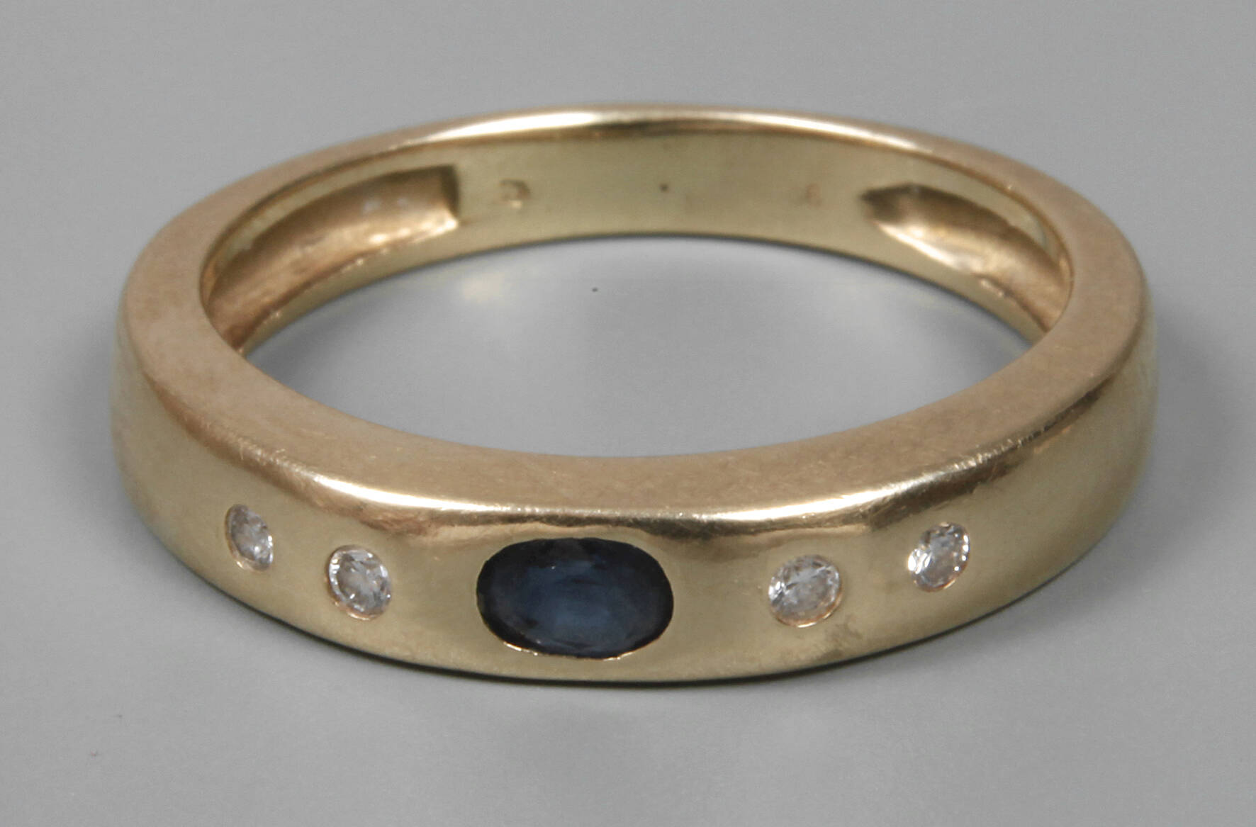 Damenring mit Brillanten und Saphir