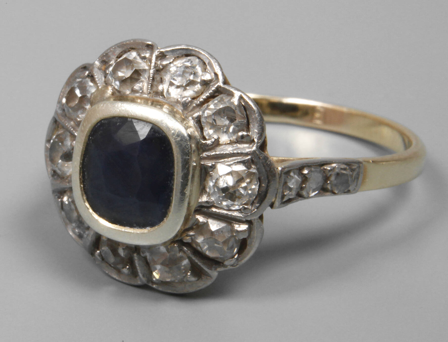 Damenring mit Saphir und Diamanten