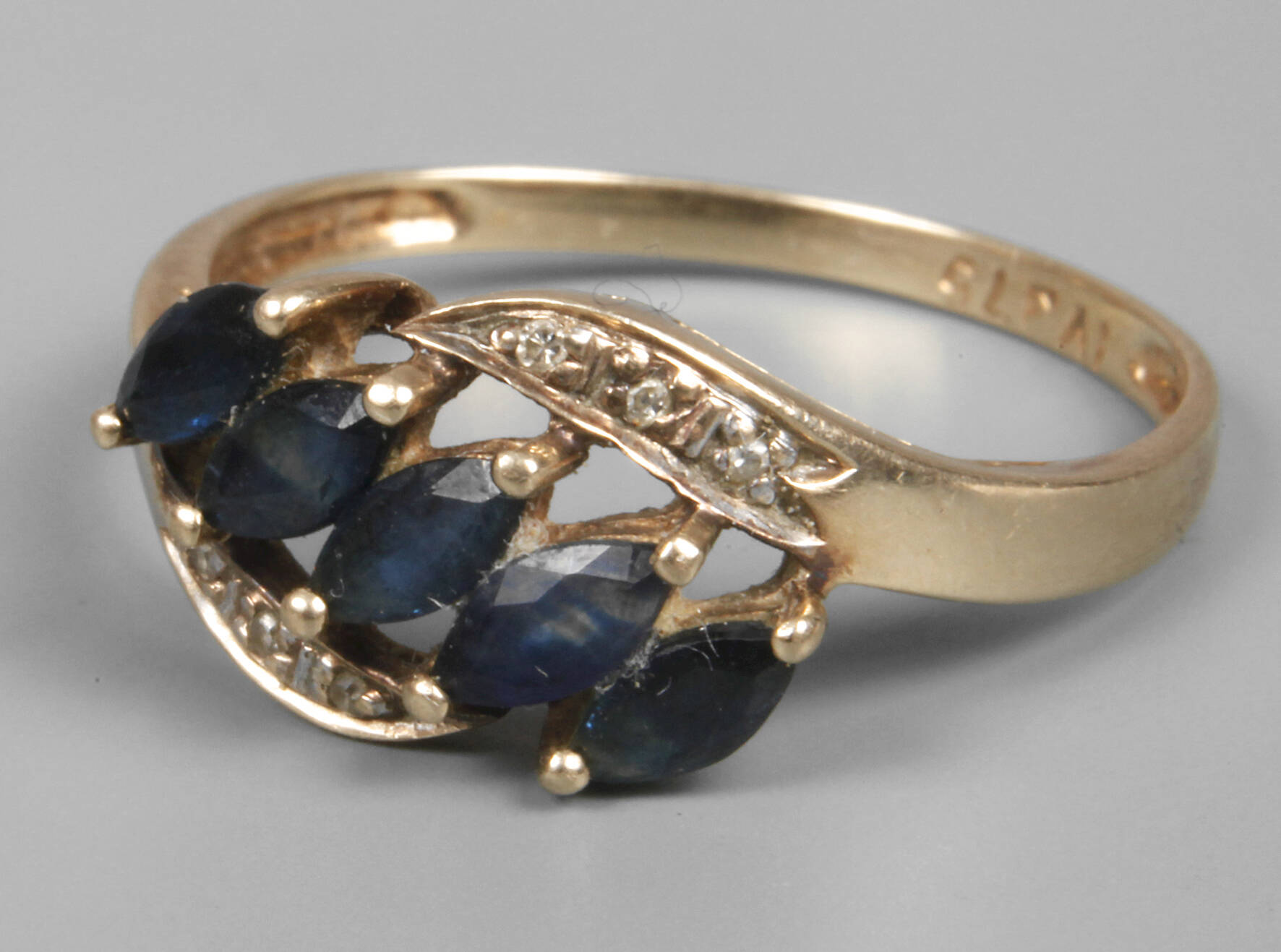 Damenring mit Saphiren und Diamanten