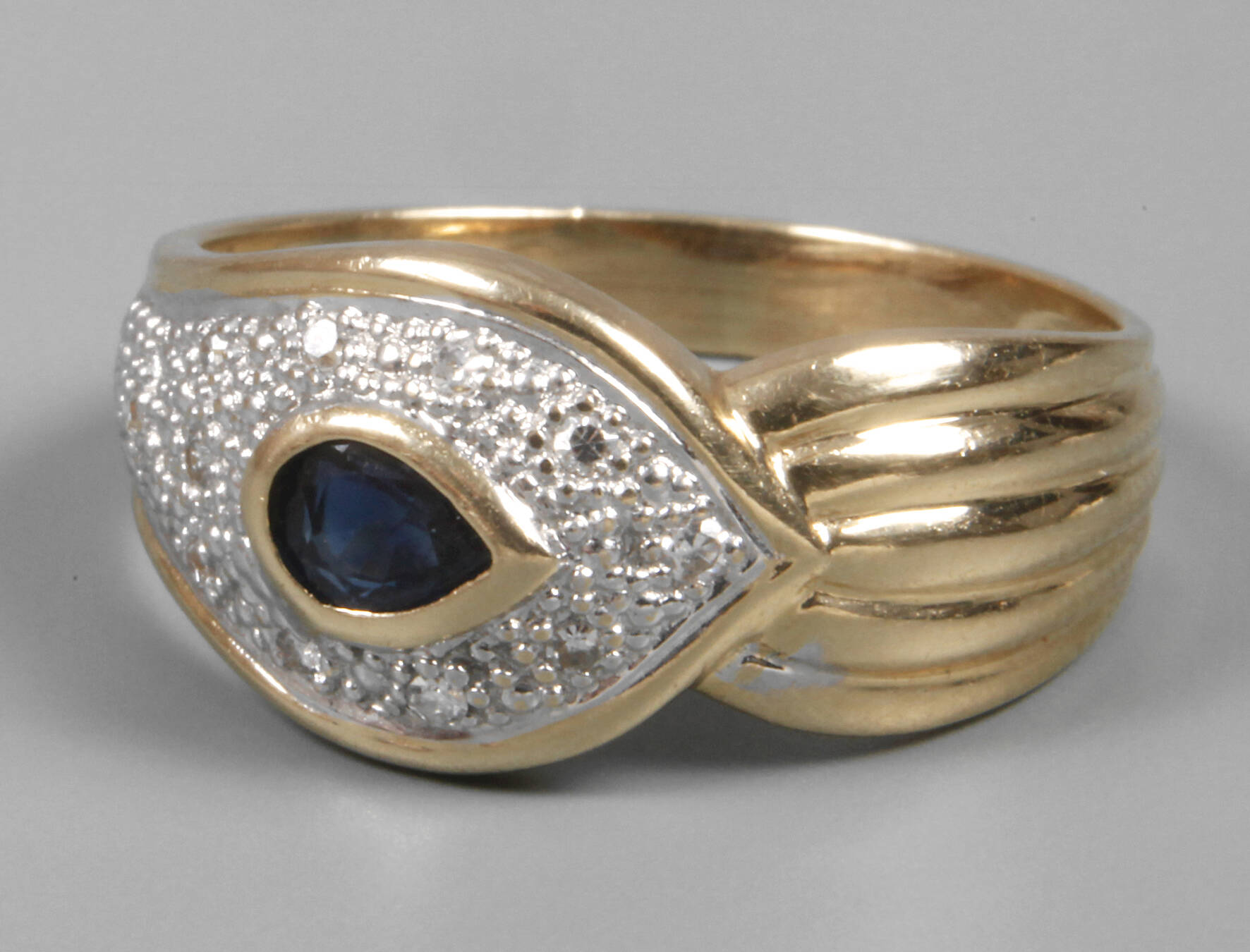 Damenring mit Saphir und Diamanten