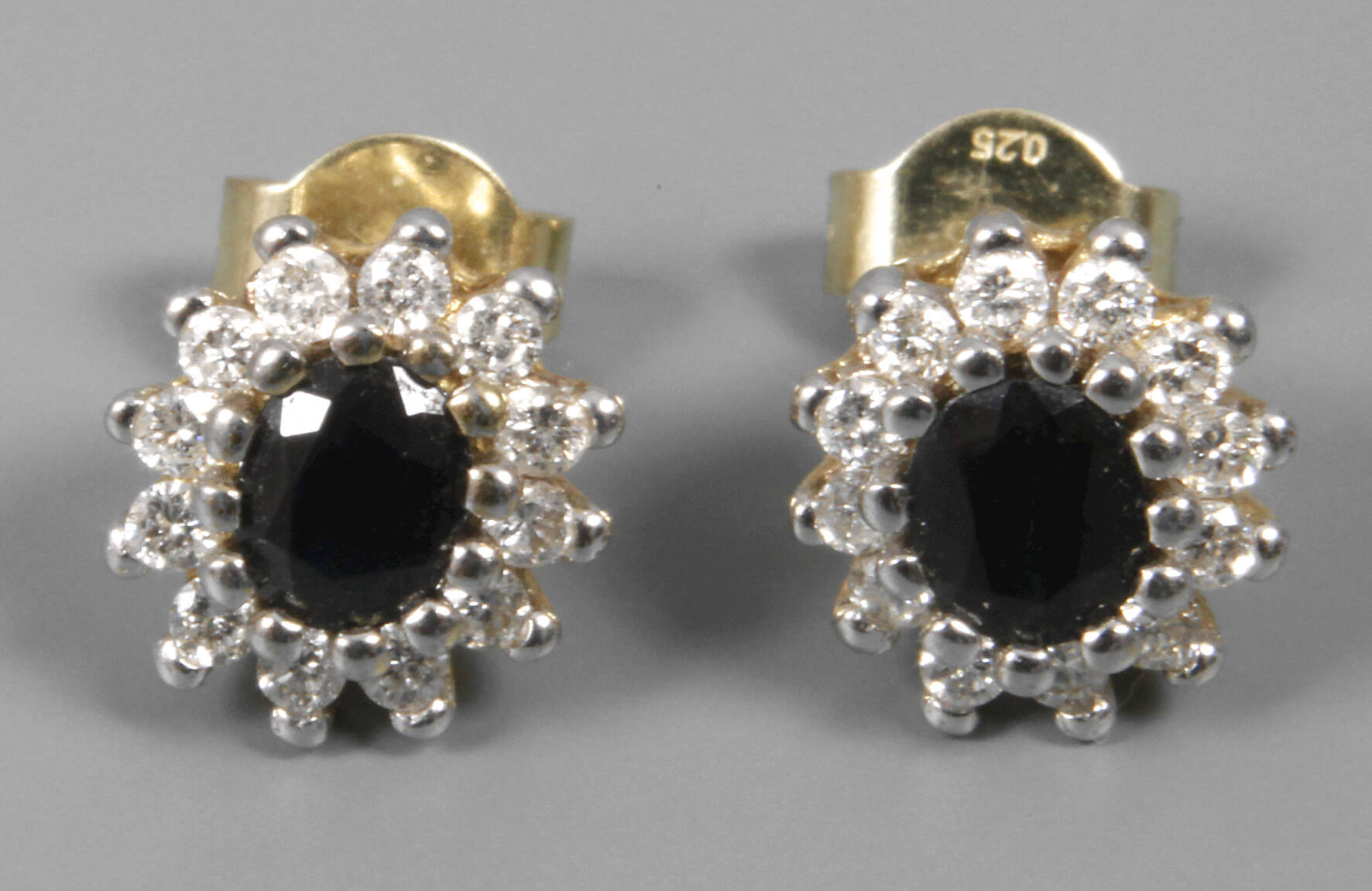 Paar Ohrstecker mit Saphir und Brillanten