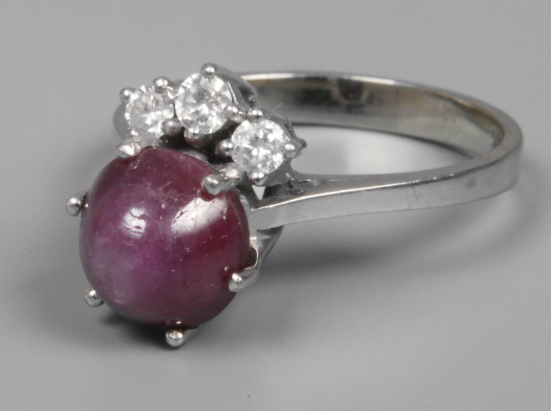 Damenring mit Sternrubin und Brillanten