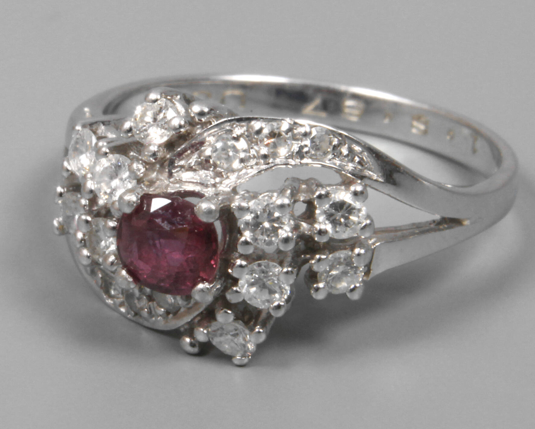 Damenring mit Rubin und Brillanten