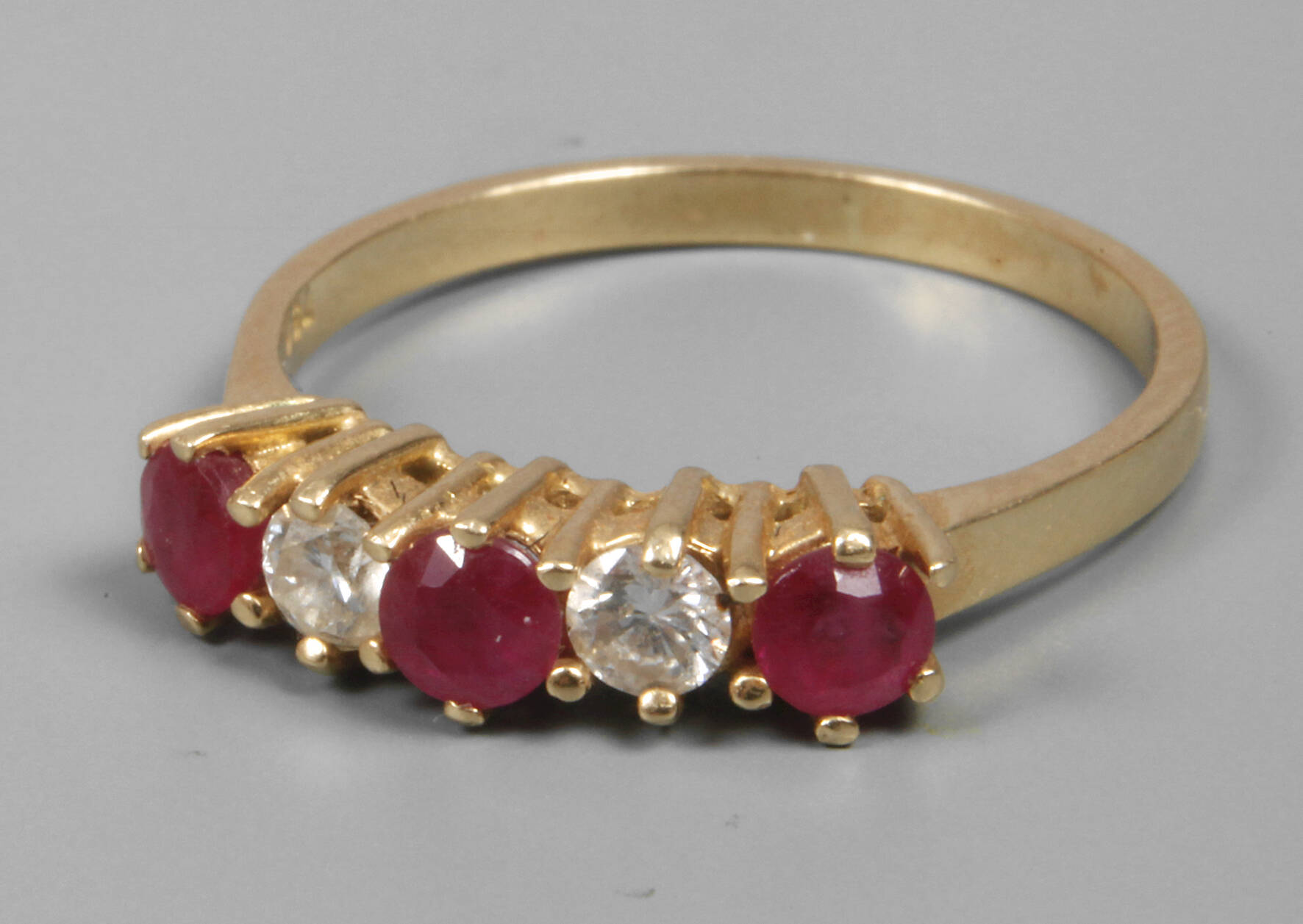 Damenring mit Brillanten und Rubinen