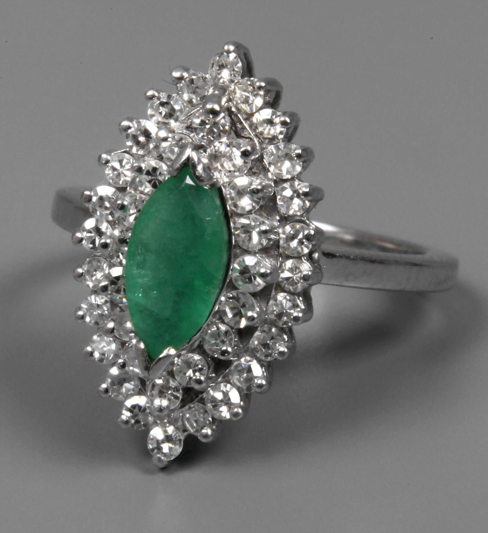 Damenring mit Smaragd und Brillanten