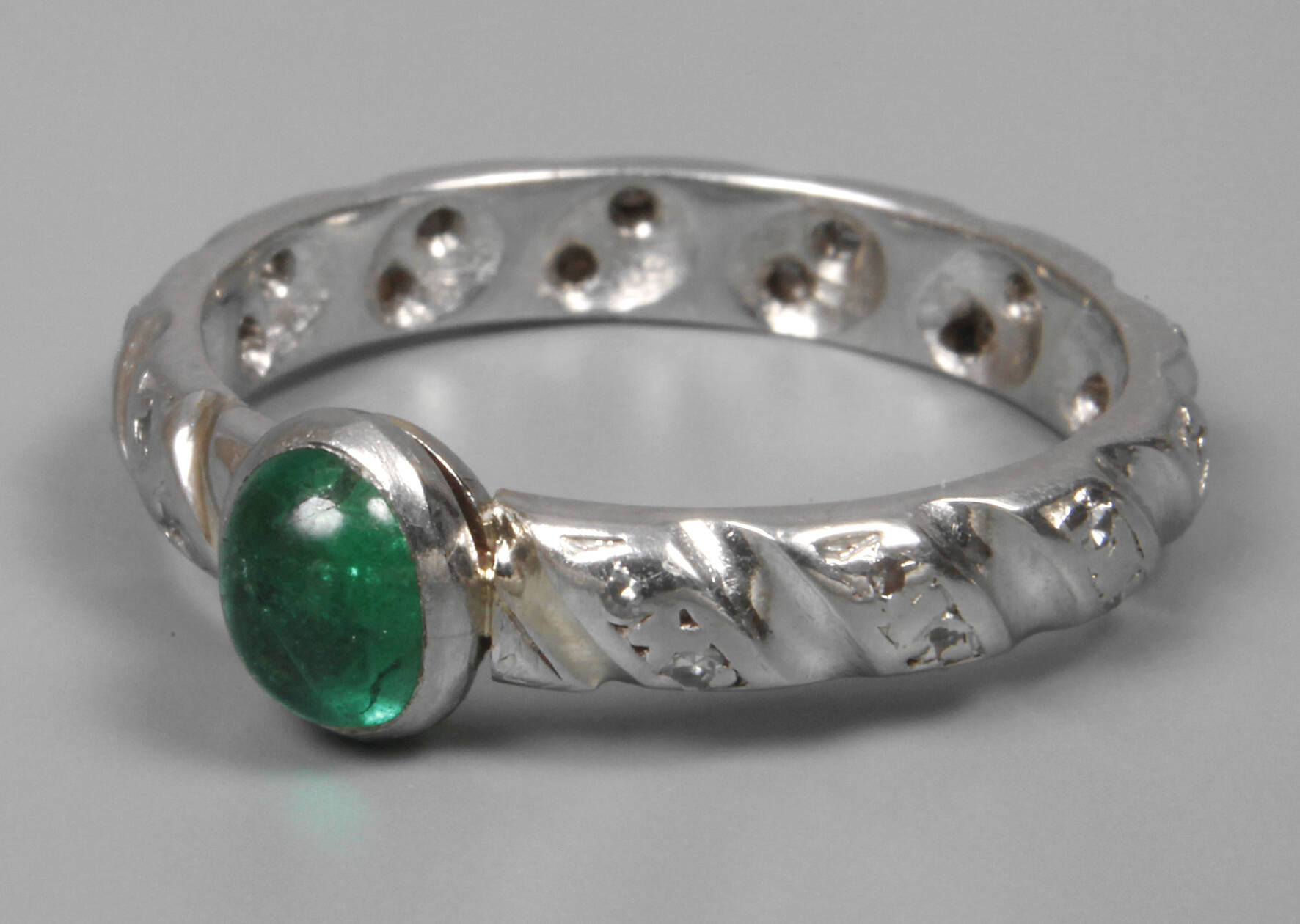 Platinring mit Smaragd und Diamanten