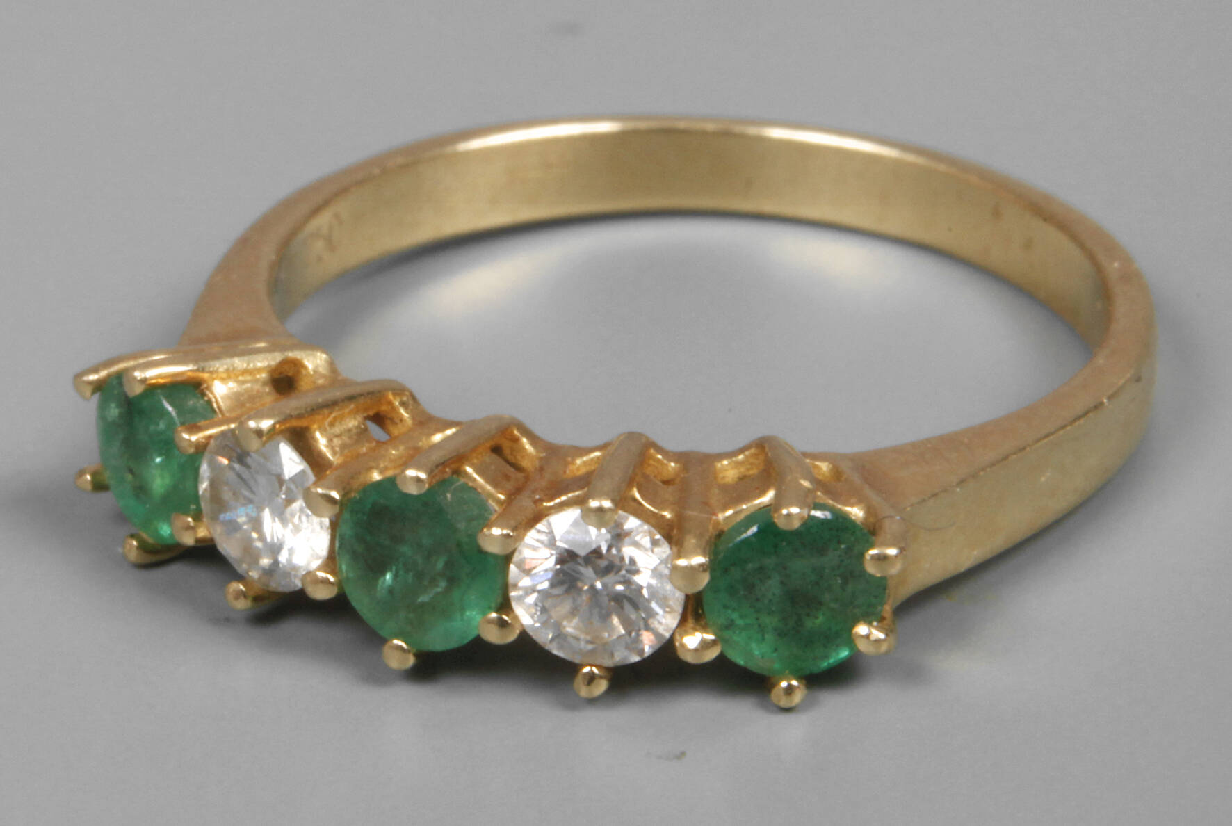 Damenring mit Brillanten und Smaragden