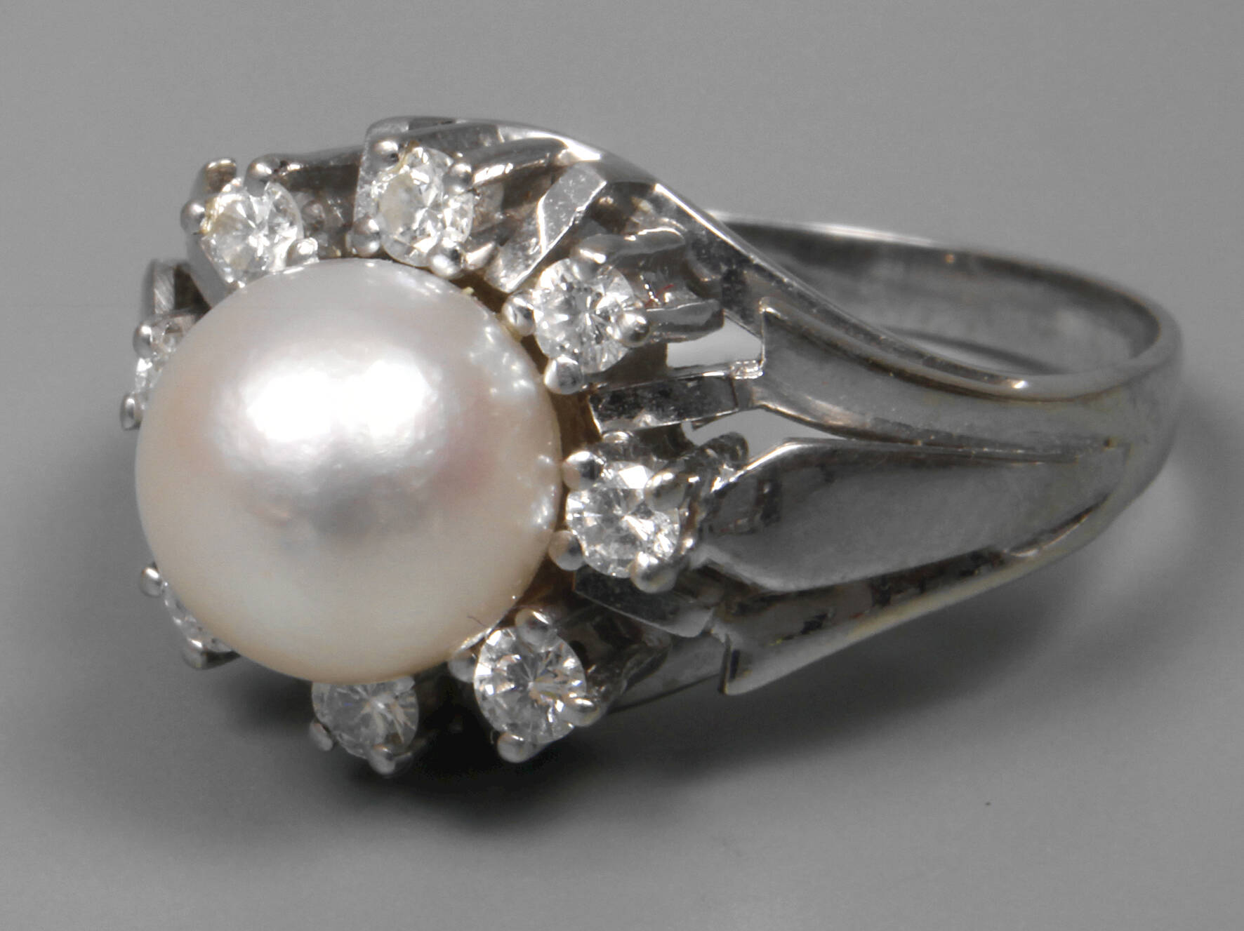 Damenring mit Perle und Brillanten