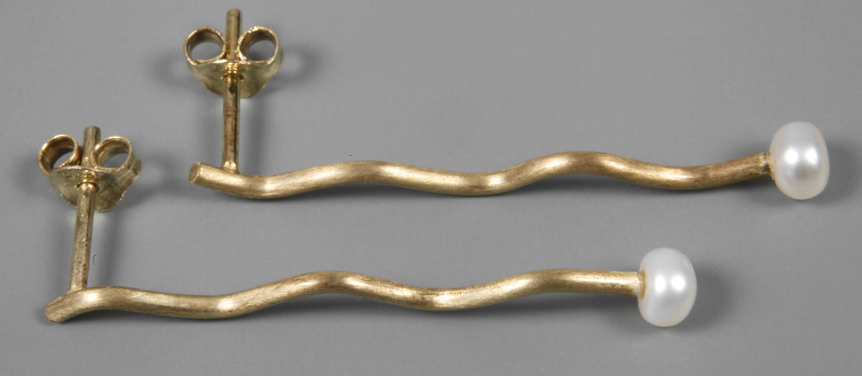 Paar Ohrhänger mit Perlen