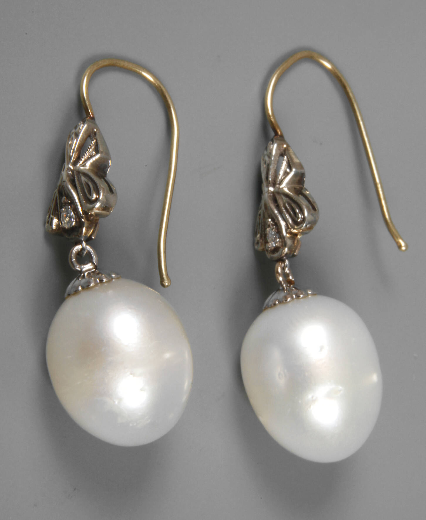 Paar Perlenohrhänger mit Diamanten