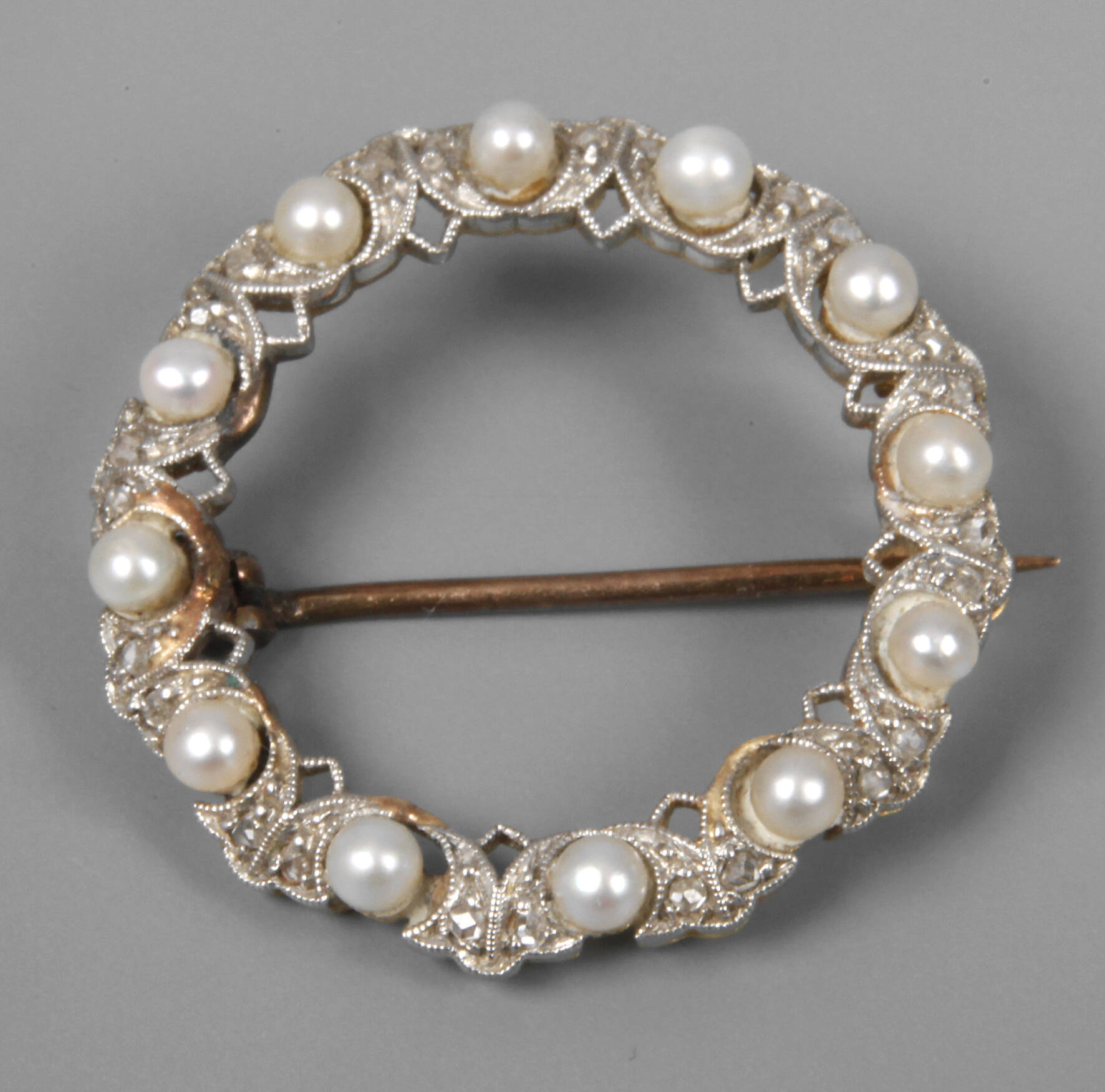 Brosche mit Perlenbesatz